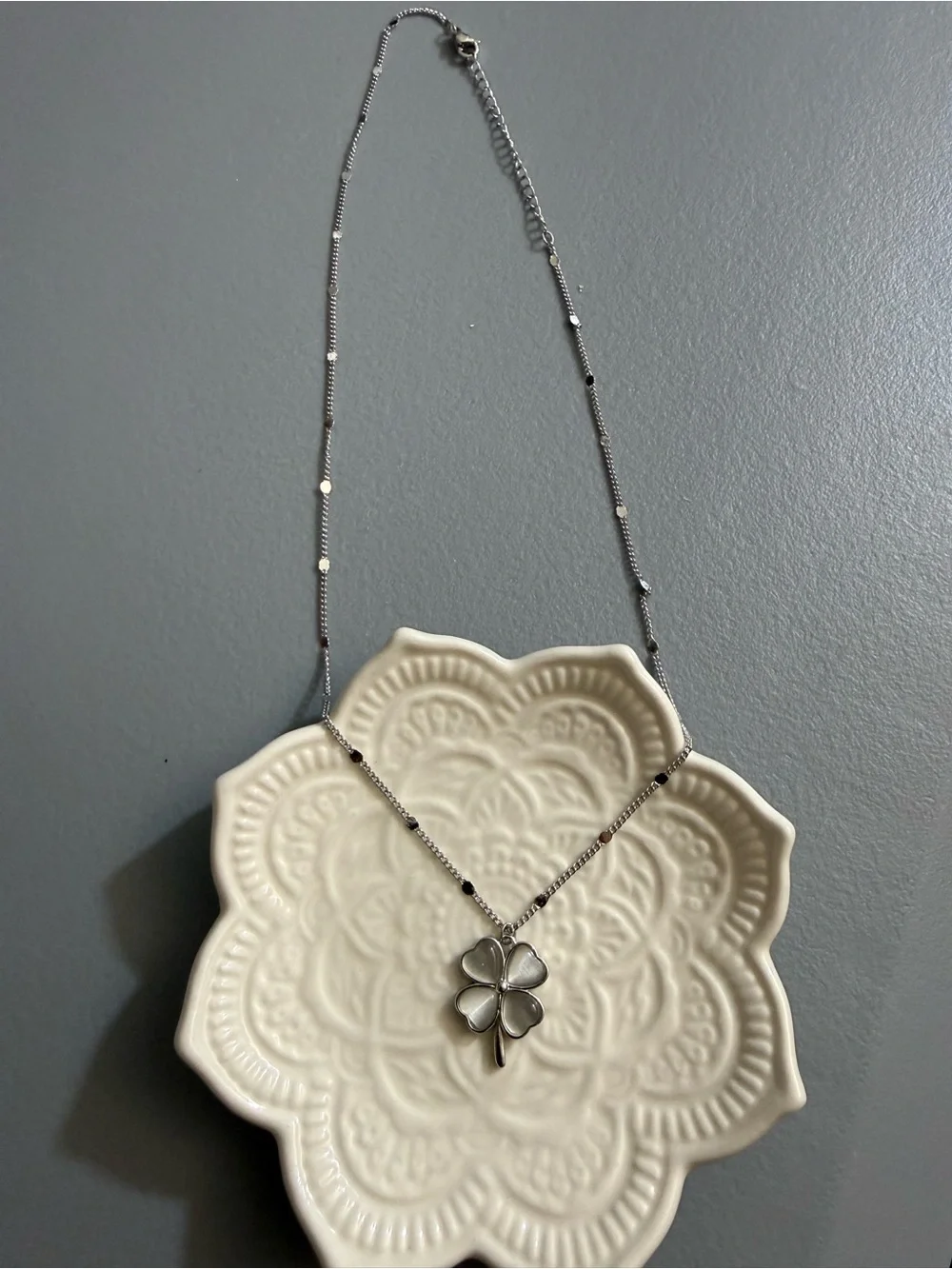 silver-tone four-leaf clover necklace white, pearlescent pendant shimmery chain